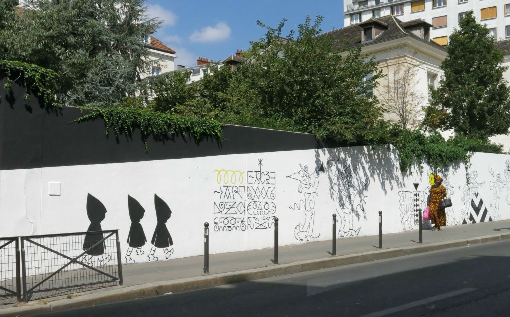 On aperçoit le Pavillon Carré de Baudouin derrière le mur